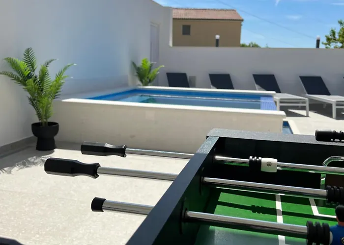 Marinely Каштела