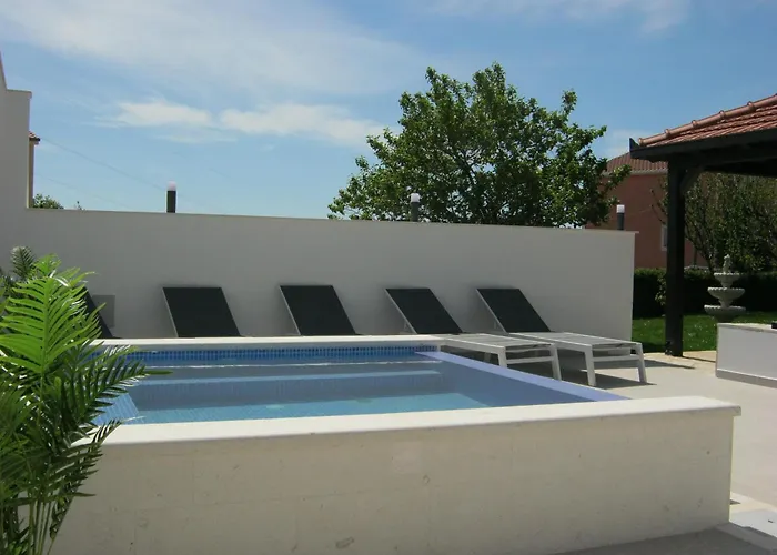 Marinely Каштела