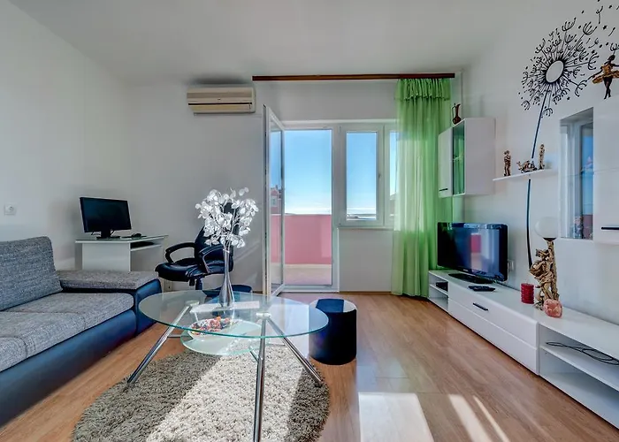 Marinely Каштела