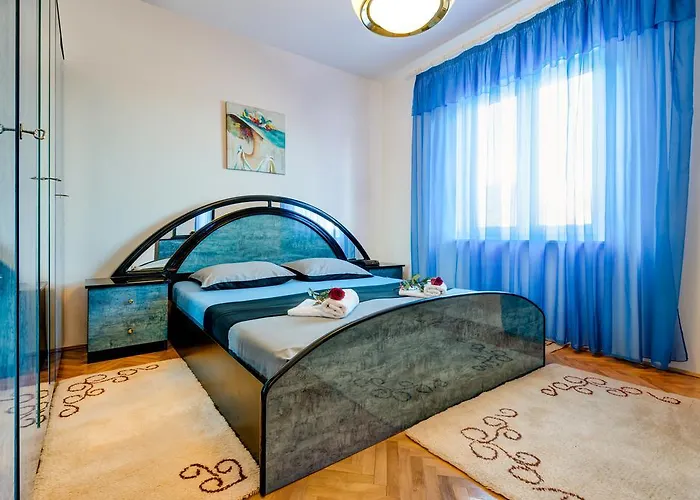 Marinely Каштела