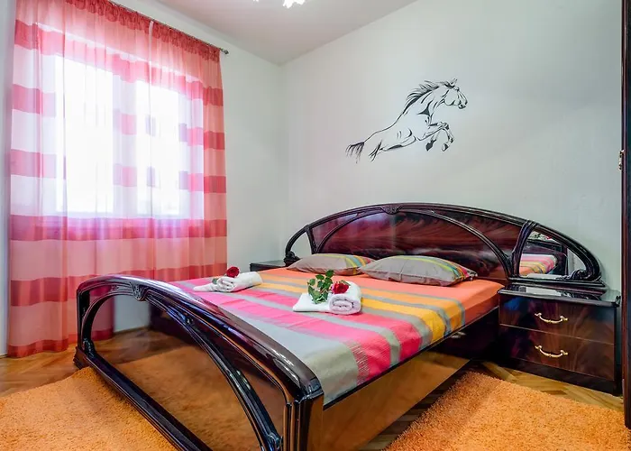 Marinely Каштела